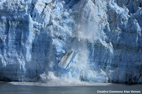 Sebagian dari Glasier Hubbard Alaska yang jatuh ke laut.