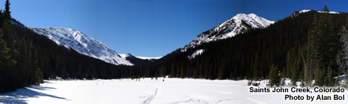 Panorama pegunungan di sekitar Saints John Creek, Colorado